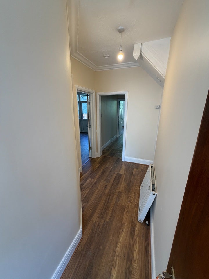 Flat Hallswelle Road in Greater London