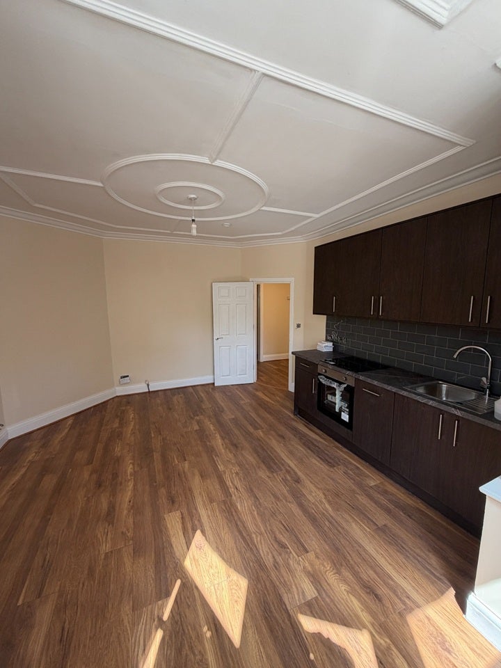 Flat Hallswelle Road in Greater London
