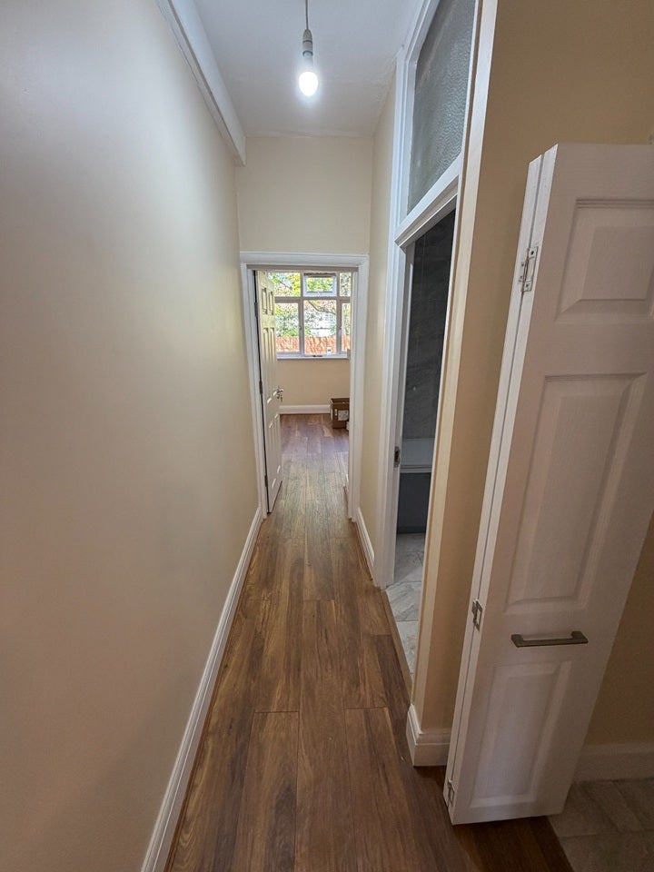 Flat Hallswelle Road in Greater London