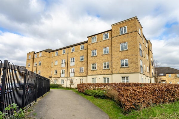 Flat Birch Close in Huntington