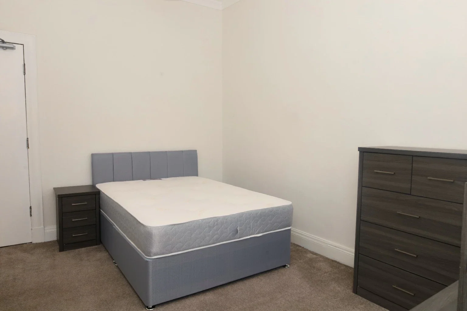 Room Crow Road in Glasgow