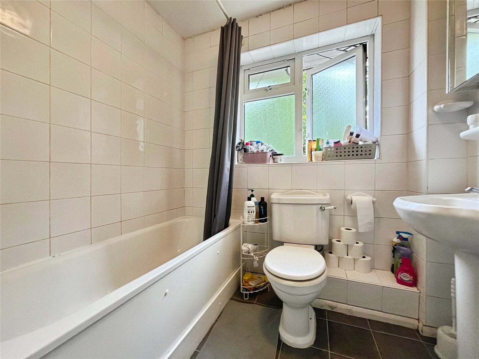Room Cherrywood Avenue in Borough of Runnymede