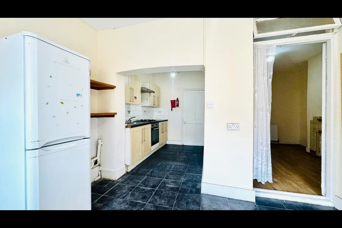 Flat Clements Road in Greater London