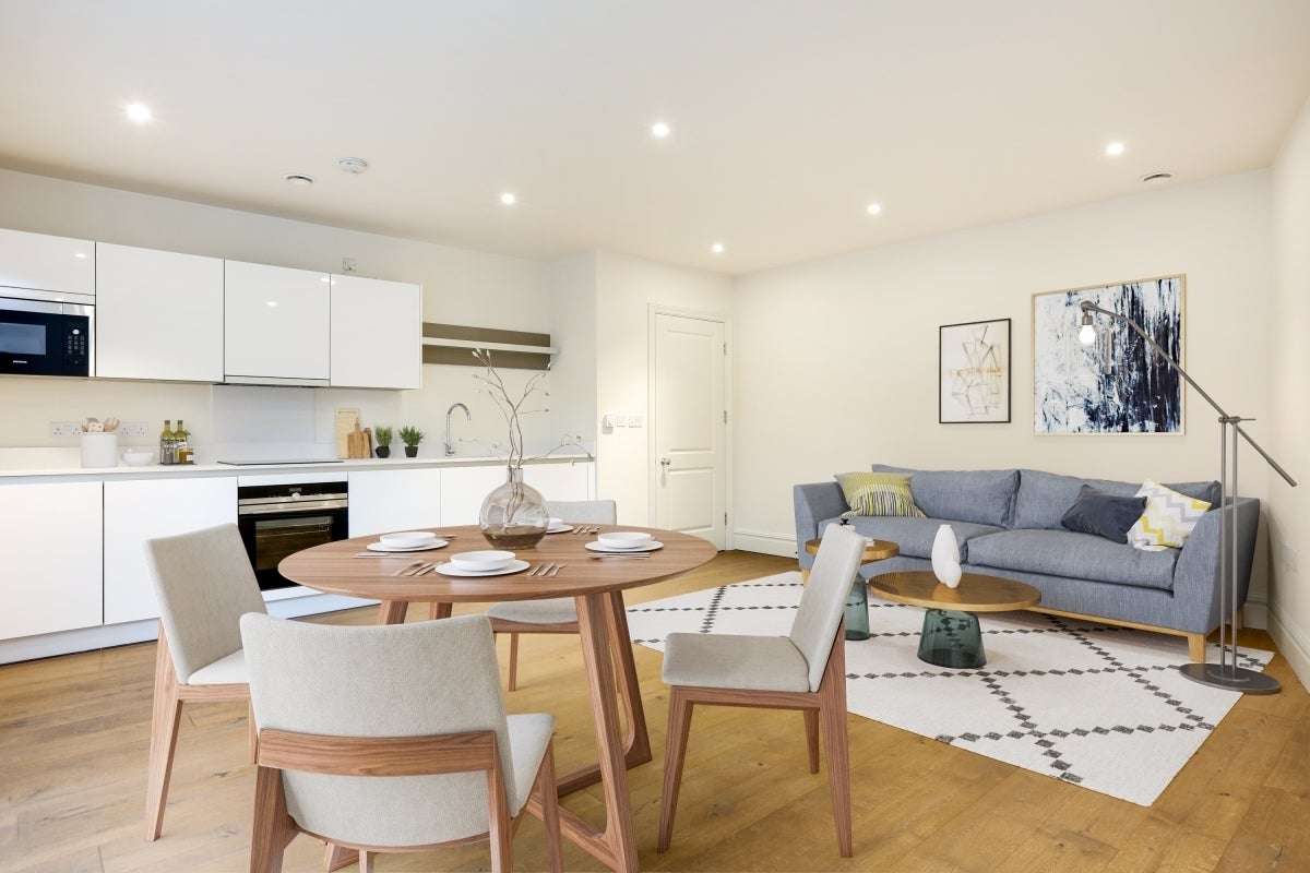 Flat Oakhill Road in Greater London