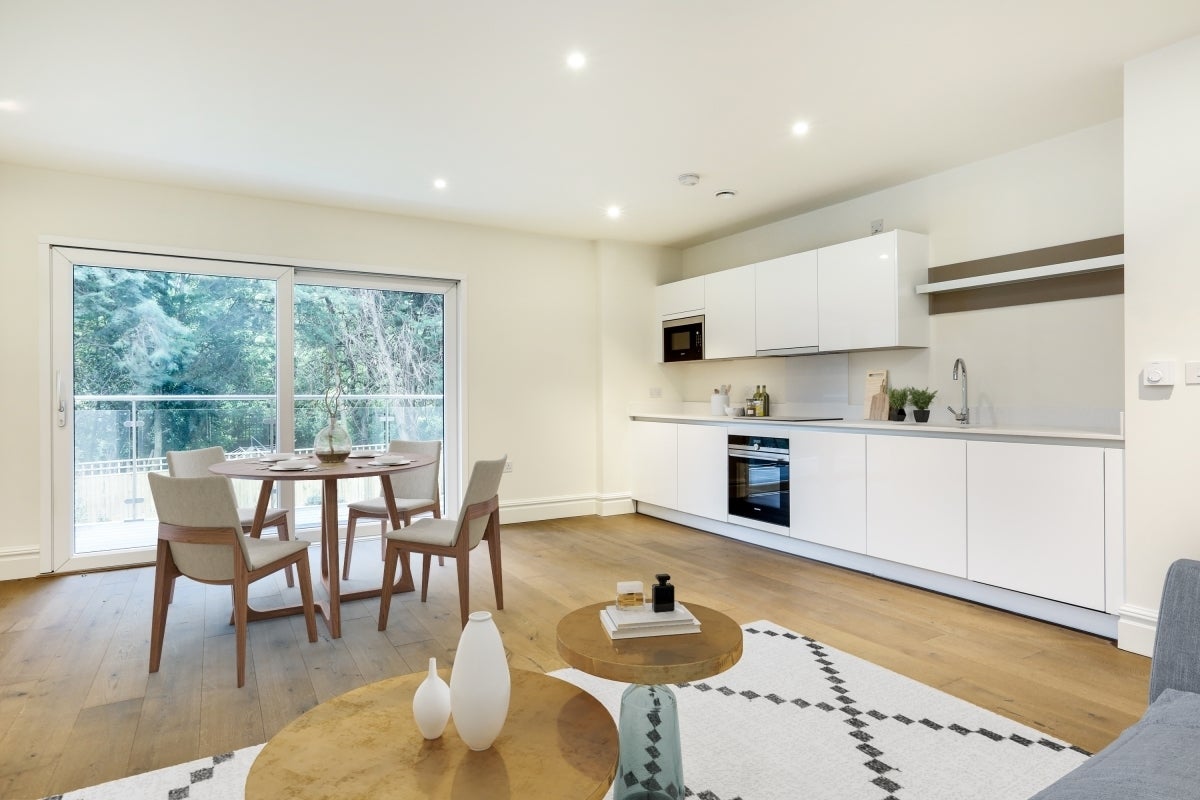 Flat Oakhill Road in Greater London