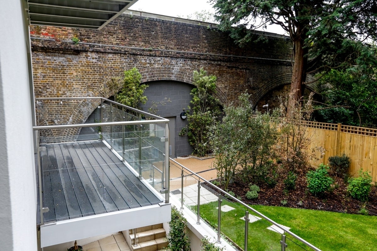 Flat Oakhill Road in Greater London