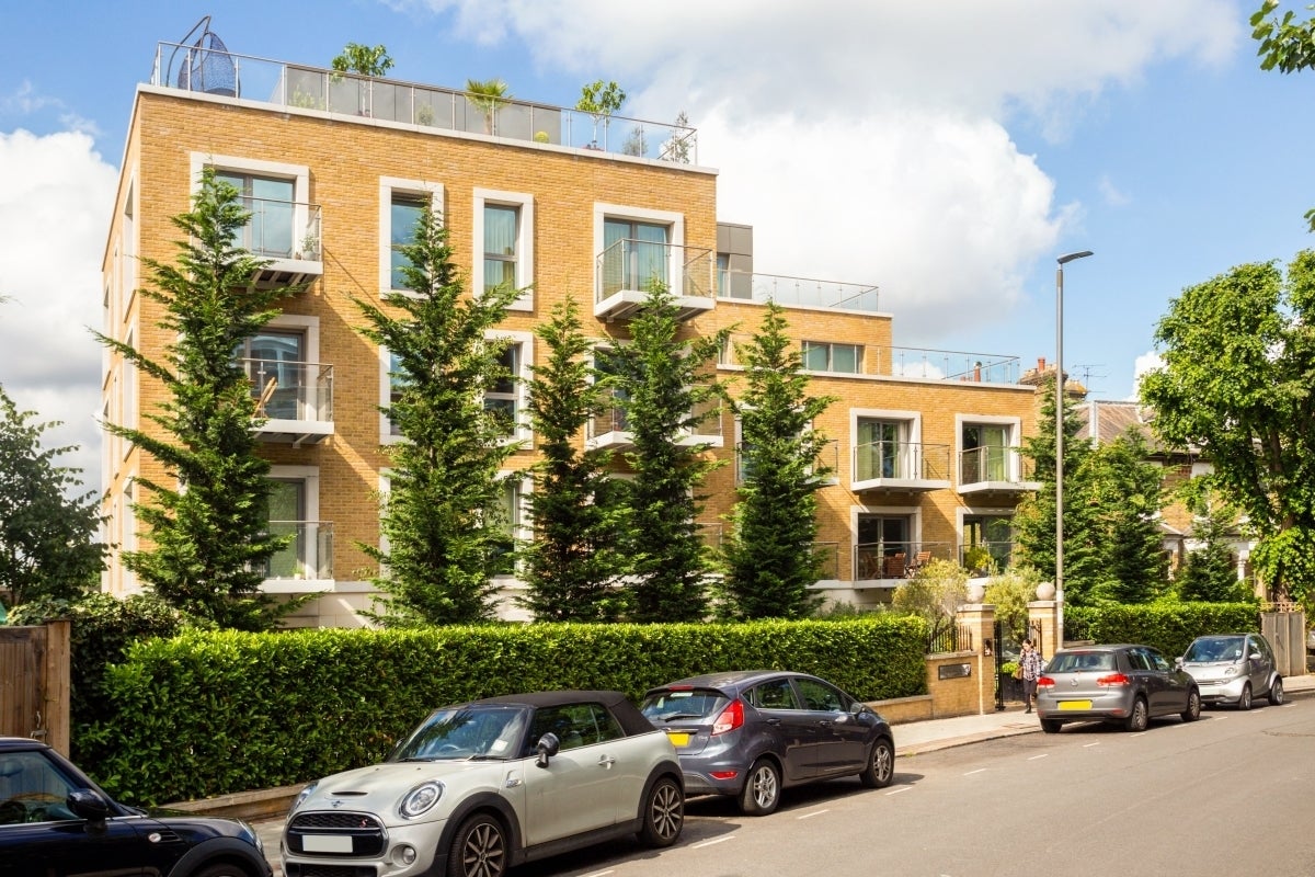 Flat Oakhill Road in Greater London