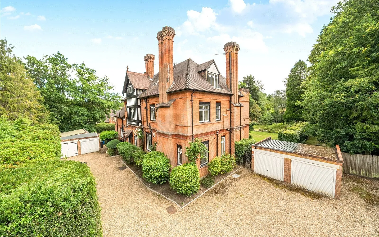 Flat Charters Road in Sunningdale