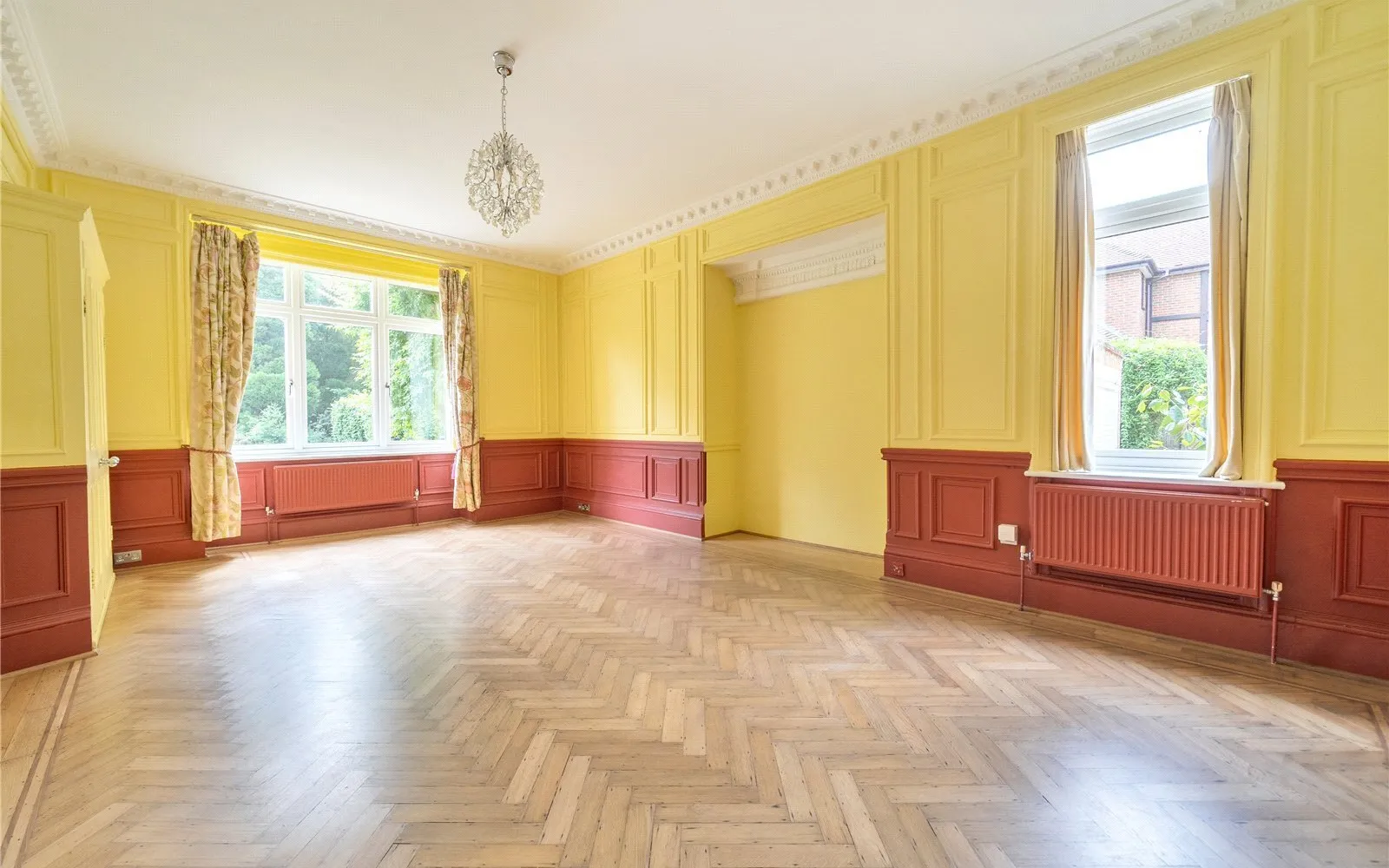Flat Charters Road in Sunningdale