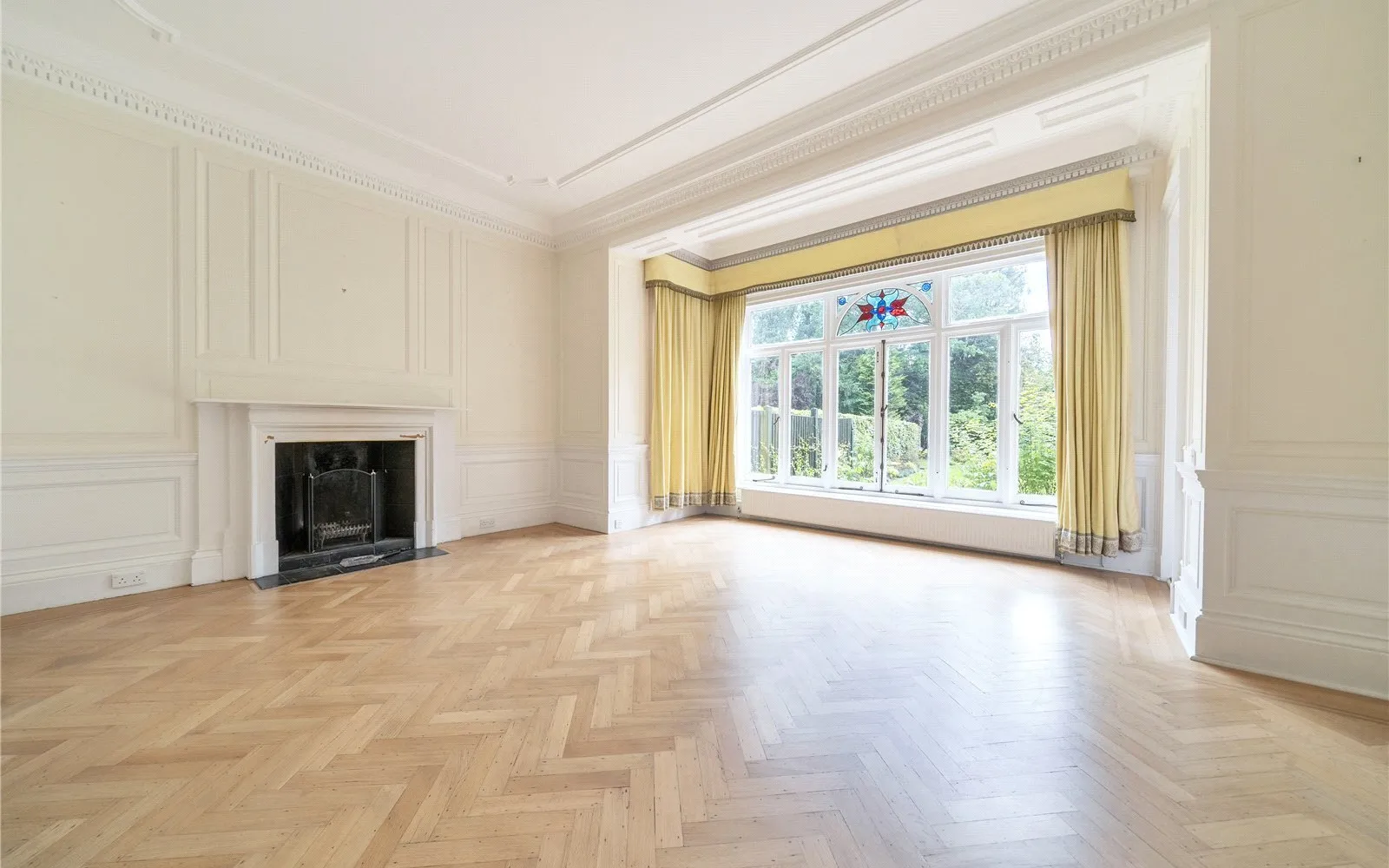 Flat Charters Road in Sunningdale