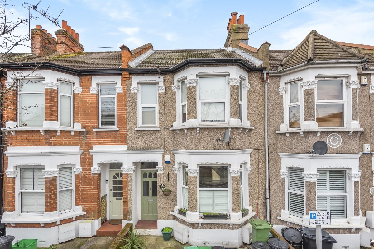 Flat Scotts Road in Greater London