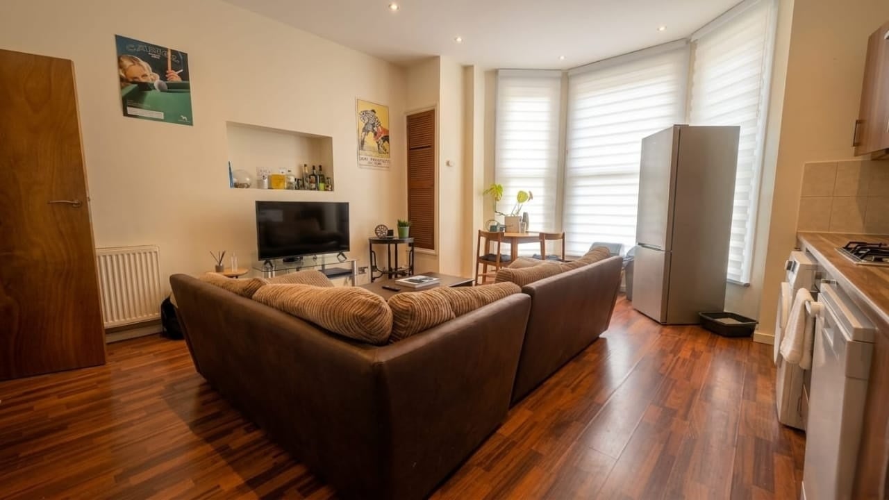 Flat Alderbrook Road in Greater London