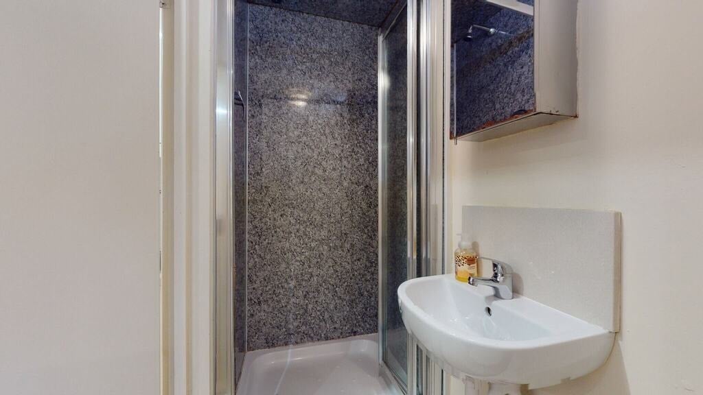 Flat Chichele Road in Greater London