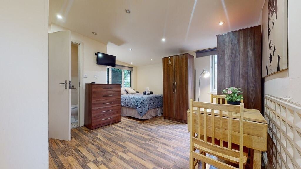 Flat Chichele Road in Greater London