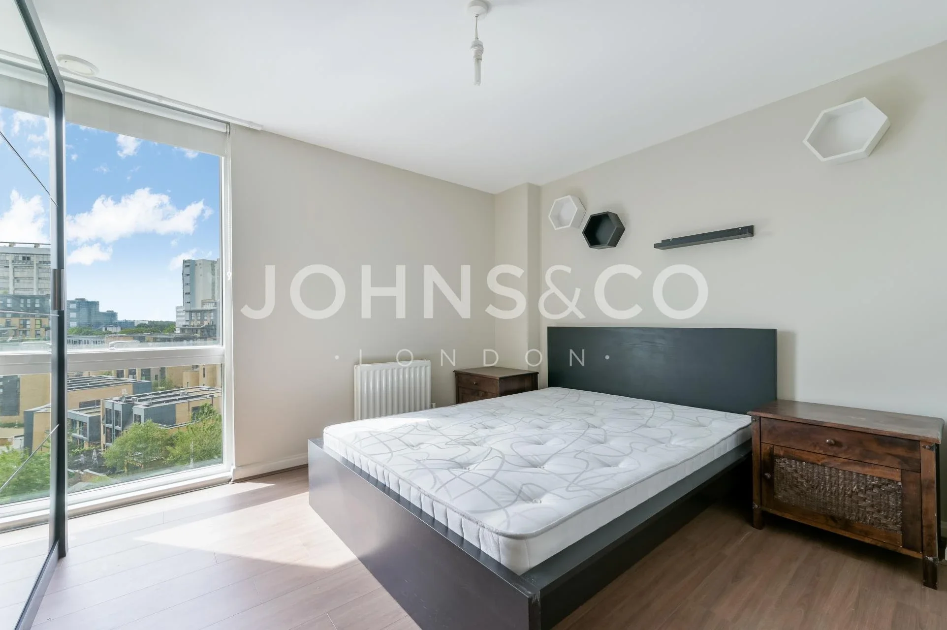 Flat Ealing Road in Greater London