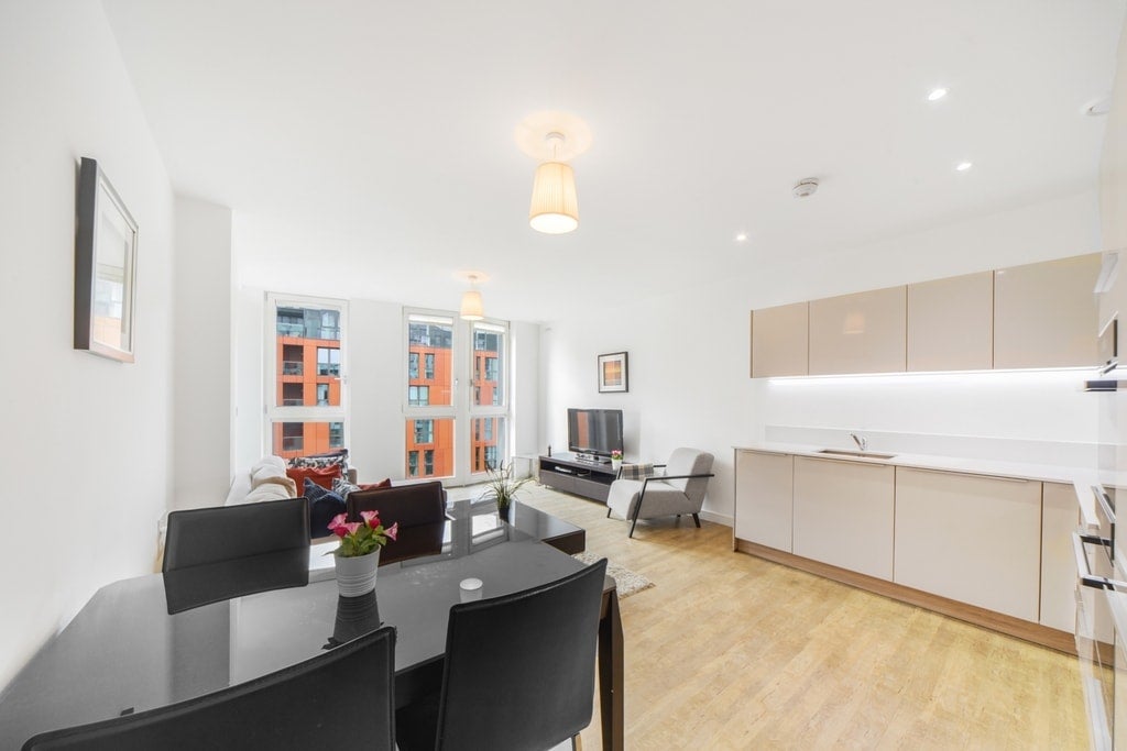 Flat Cable Walk in Greater London