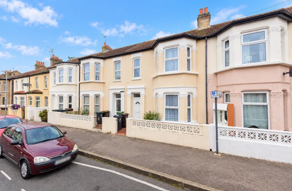 Room Glenny Road in Greater London