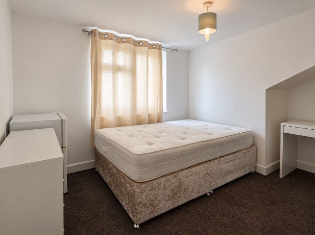 Room Glenny Road in Greater London