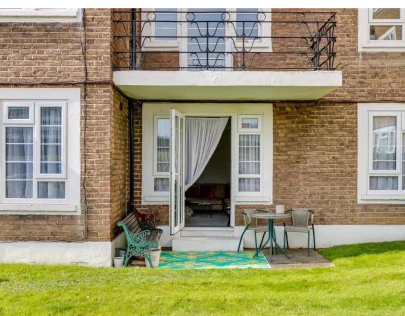 Room Charter Way in Greater London