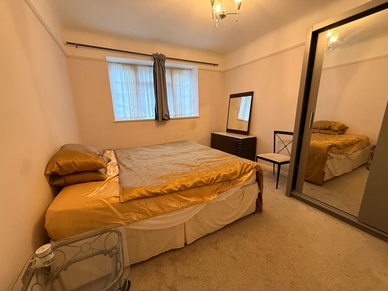 Room Charter Way in Greater London