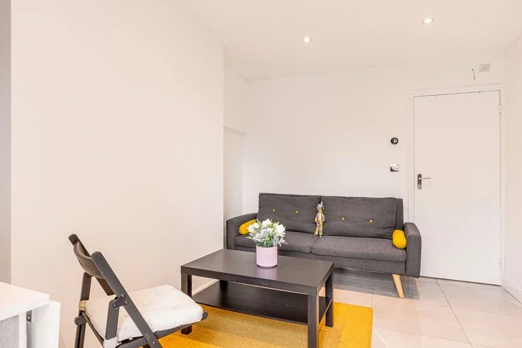 Flat Solander Gardens in Greater London