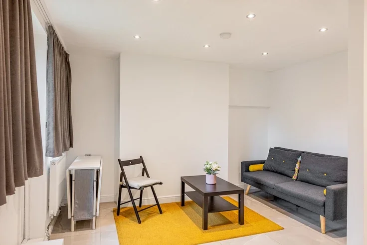 Flat Solander Gardens in Greater London