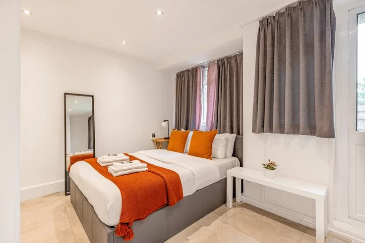 Flat Solander Gardens in Greater London