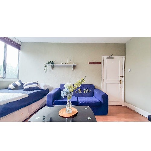 Flat Bath Road in Greater London