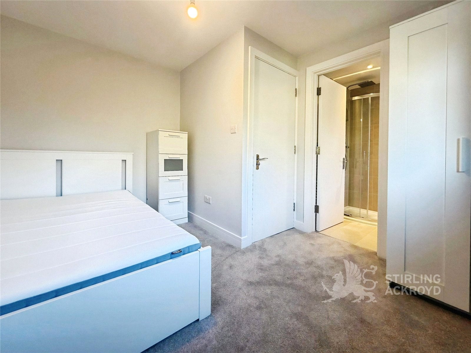 Room Applegarth Avenue in Guildford
