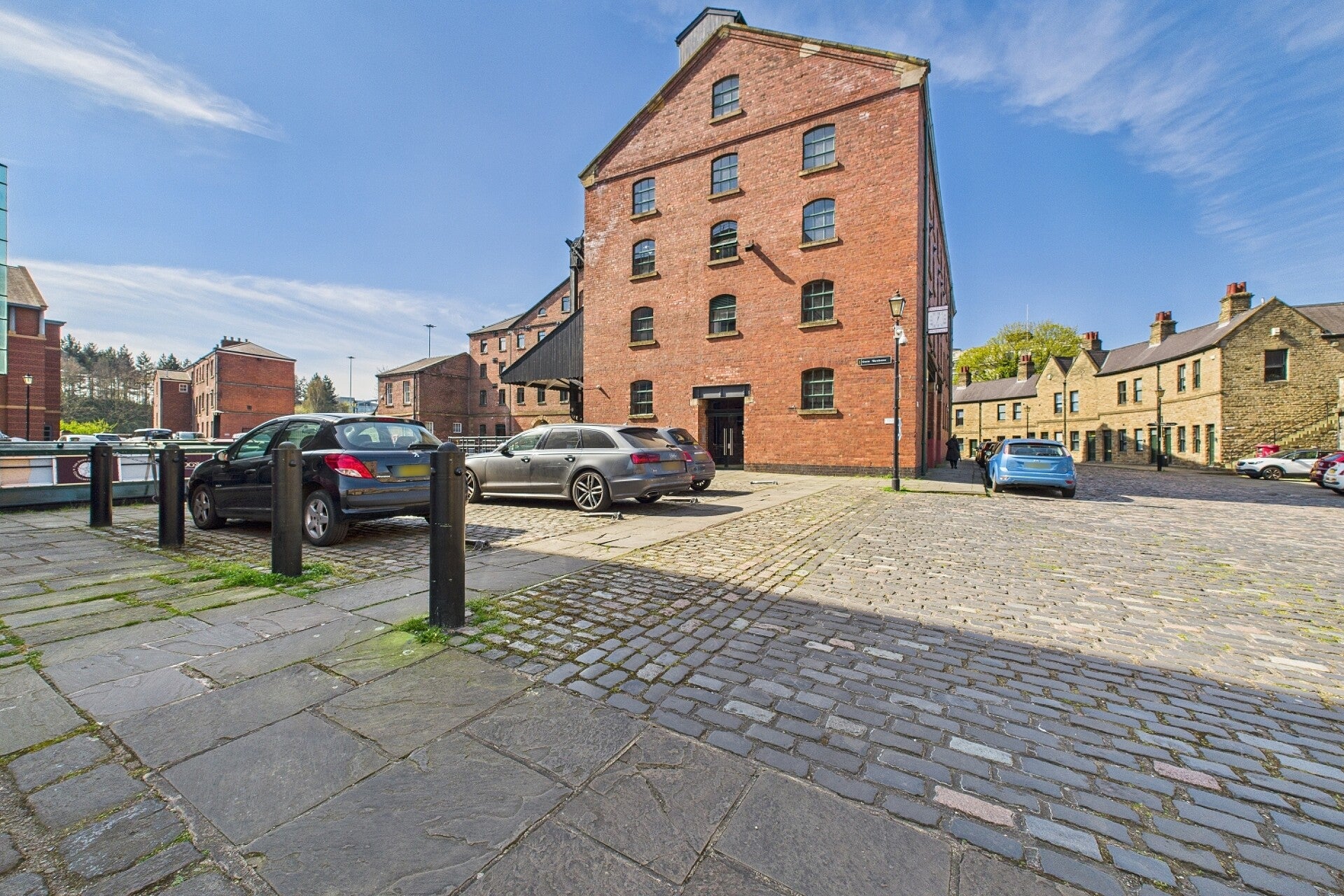 Flat Wharf Street in Greater London