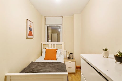 Room Chippenham Road in City of Westminster