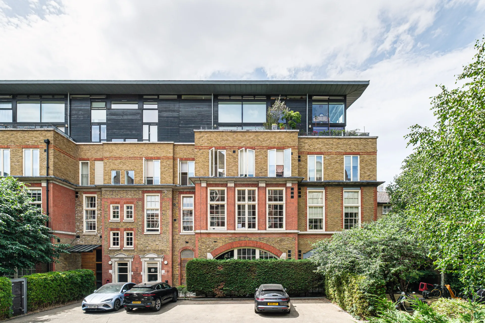Flat Stepney Way in Greater London