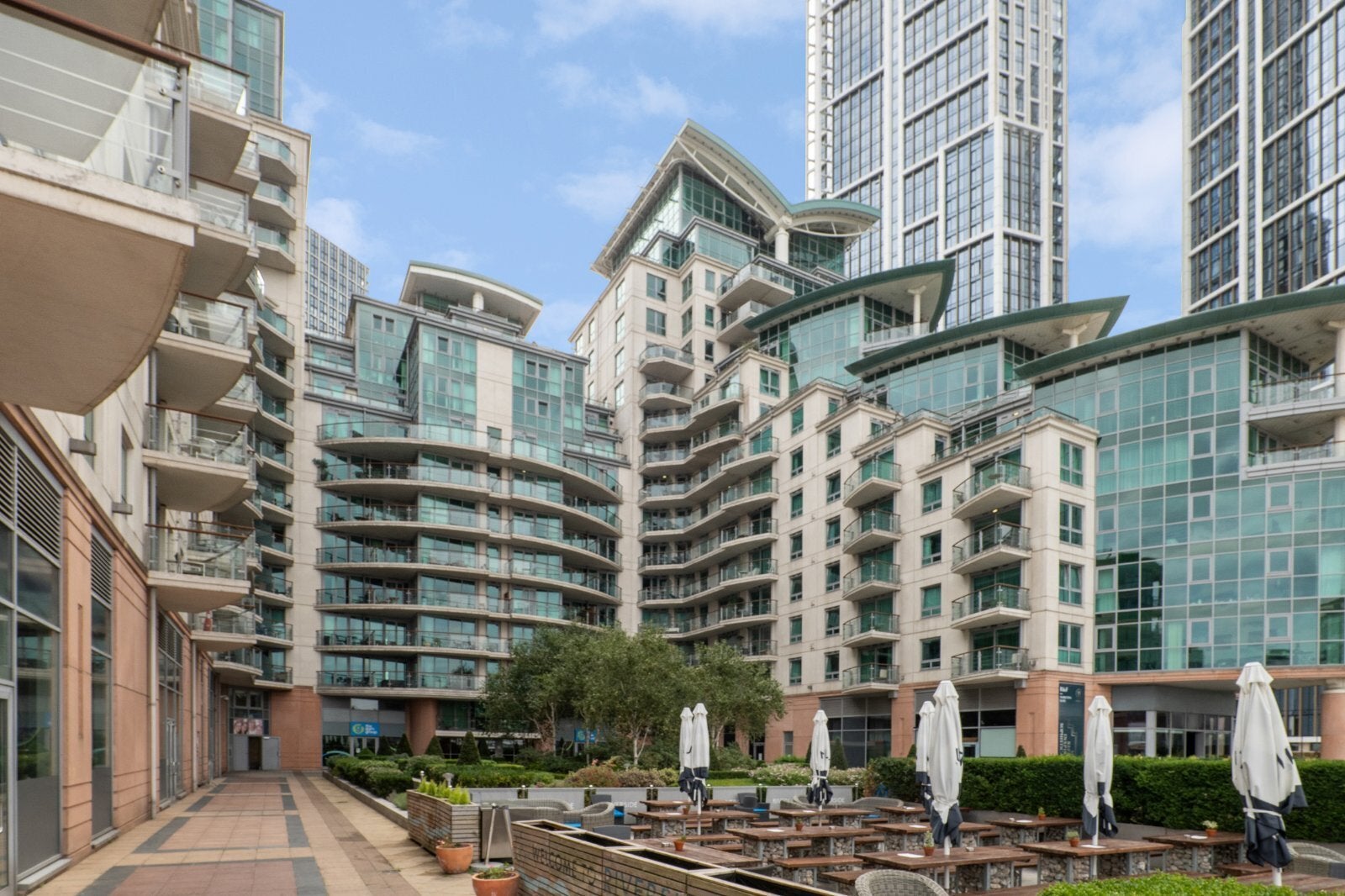 Flat Nine Elms Lane in Greater London