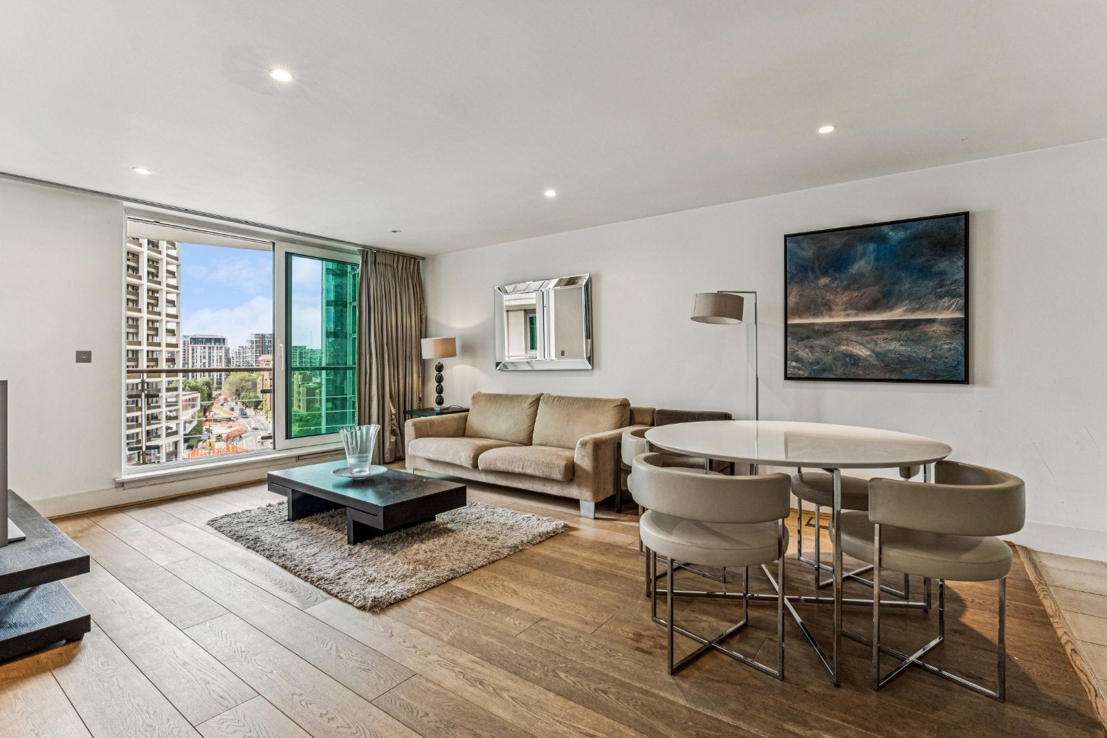 Flat Nine Elms Lane in Greater London