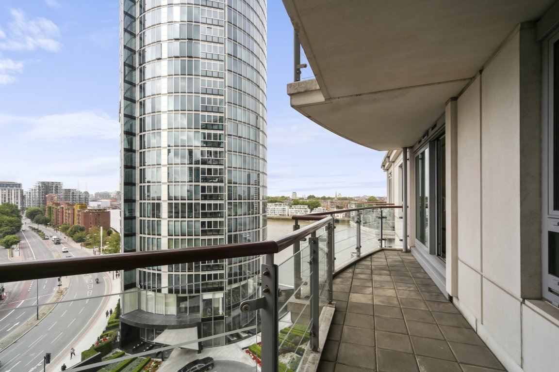Flat Nine Elms Lane in Greater London