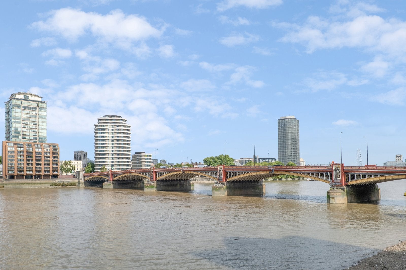 Flat Nine Elms Lane in Greater London