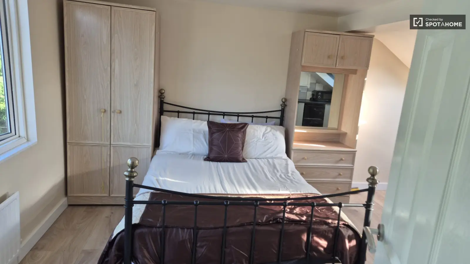 Flat Chadville Gardens in Greater London