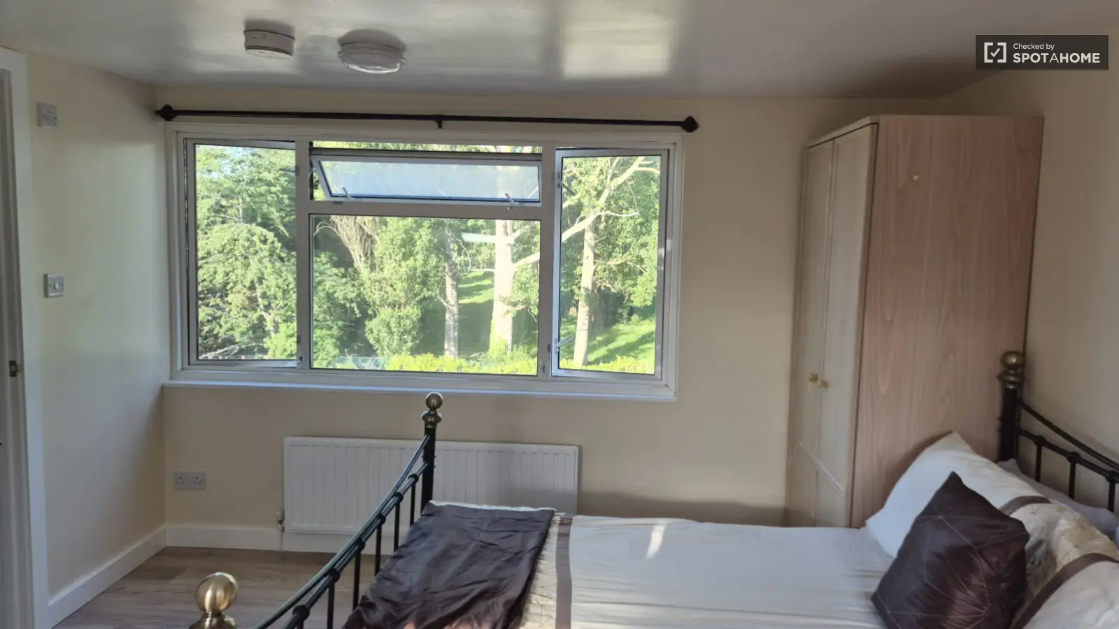 Flat Chadville Gardens in Greater London