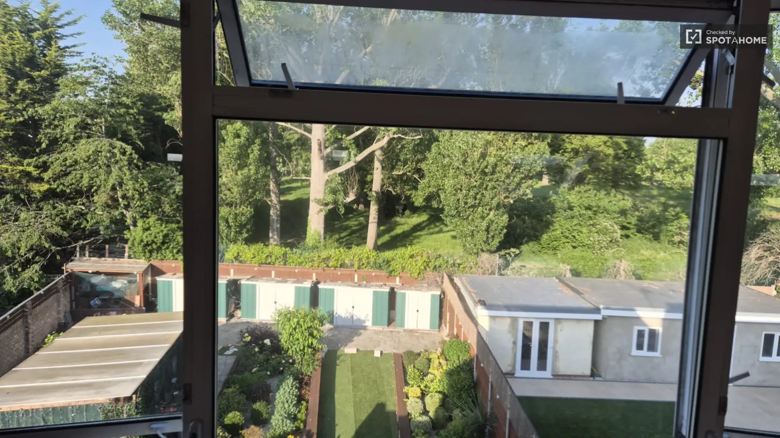 Flat Chadville Gardens in Greater London