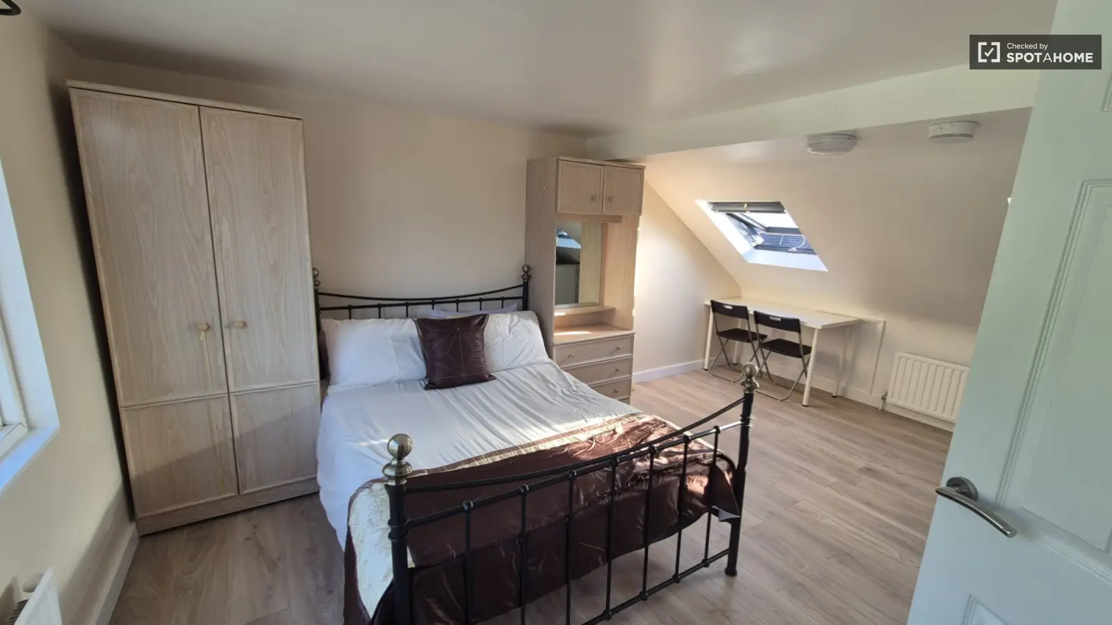 Flat Chadville Gardens in Greater London