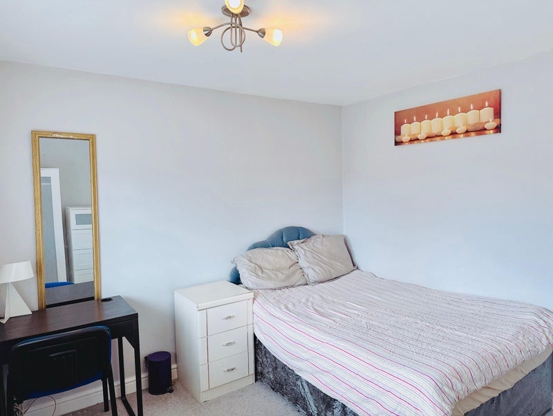Room Covert Close in Crawley