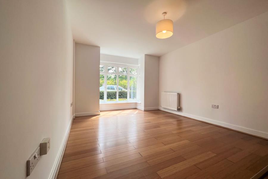 Flat Maybury Road in Woking