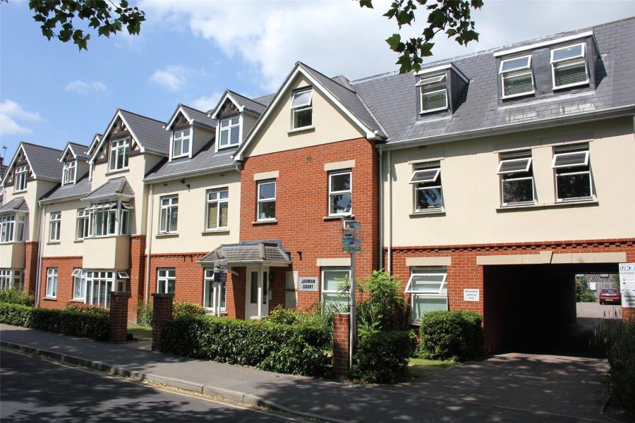 Flat Maybury Road in Woking