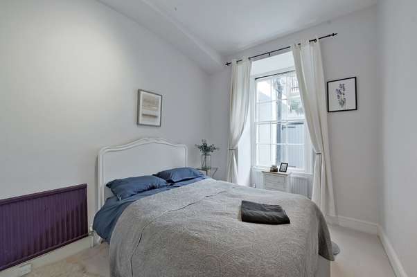 Flat Royal York Crescent in Bristol