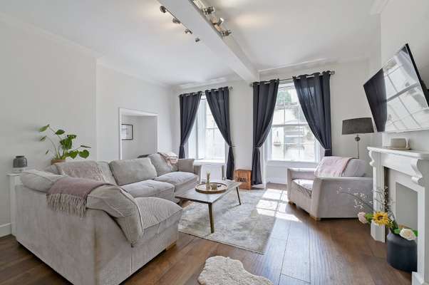 Flat Royal York Crescent in Bristol