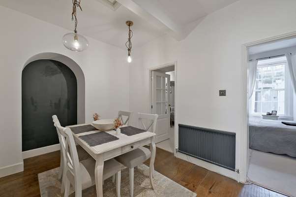 Flat Royal York Crescent in Bristol
