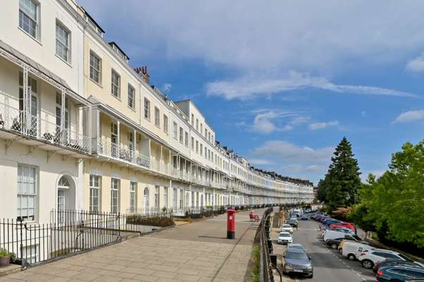 Flat Royal York Crescent in Bristol