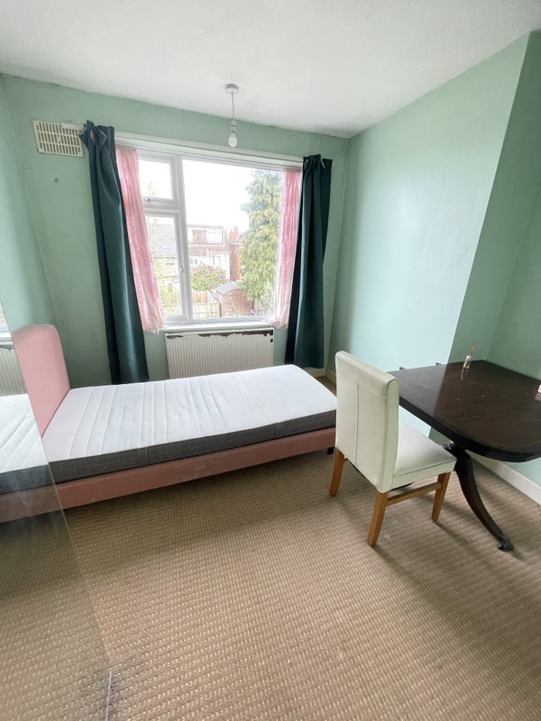 Room Purefoy Road in Coventry