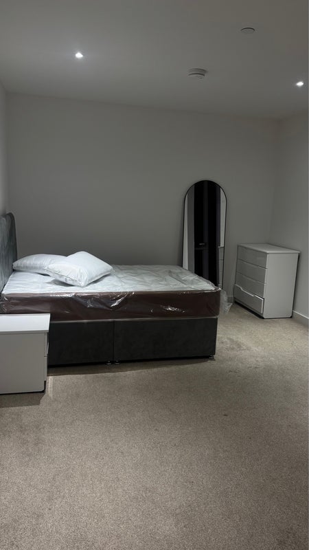 Room Royal Crest Avenue in Greater London
