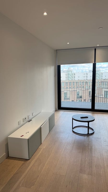 Room Royal Crest Avenue in Greater London